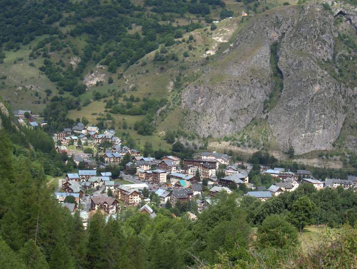Le bourg de Valloire avec Point Ravier 